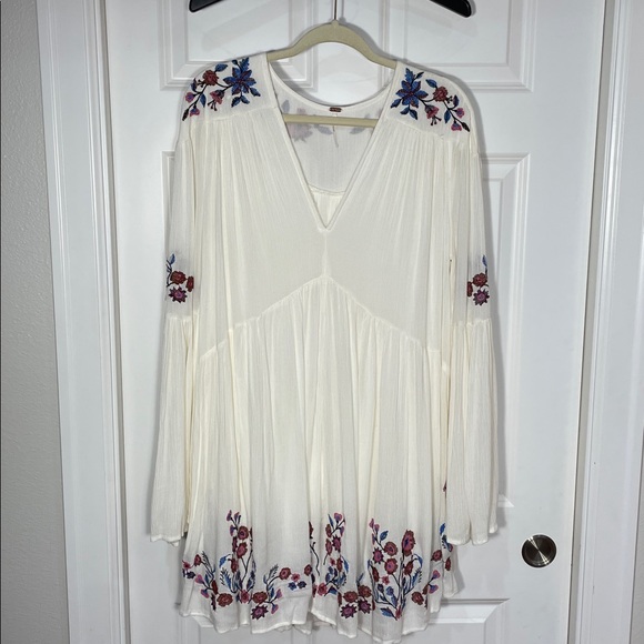 Free People Te Amo Embroidered Dress Size Medium Mini V Neck Bell Sleeve White - Picture 5 of 16